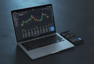 Monitoreo de actividad — seguimiento del historial de trading y del rendimiento de los fondos