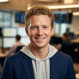 Ryan Brooks, analista líder de trading en Reino Flujencia