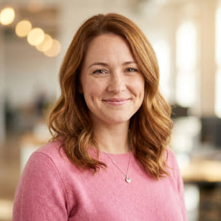 Directora de Atención al Cliente en Reino Flujencia, Emily Watson